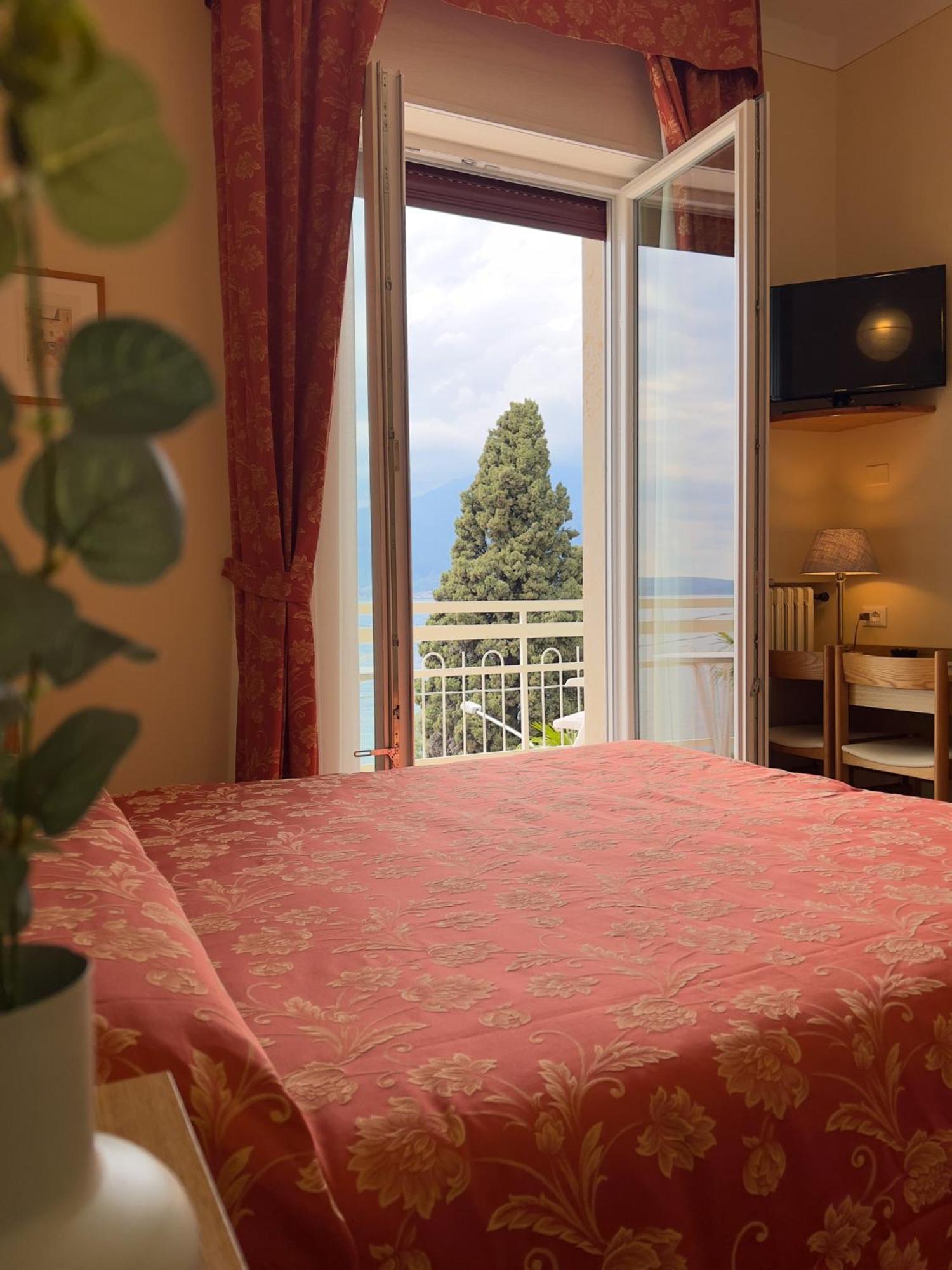 Hotel Benacus Torri Del Benaco Dış mekan fotoğraf